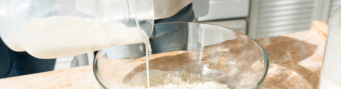 Perché è importante aggiungere gradatamente i liquidi, soprattutto l’acqua, nell’impasto? Perché è importante aggiungere gradatamente i liquidi, soprattutto l’acqua, nell’impasto?