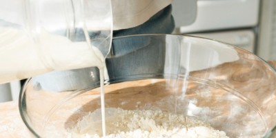 Perché è importante aggiungere gradatamente i liquidi, soprattutto l’acqua, nell’impasto? Perché è importante aggiungere gradatamente i liquidi, soprattutto l’acqua, nell’impasto?
