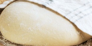Che cosa significa mettere a lievitare il pane coperto con "teli di plastica"?