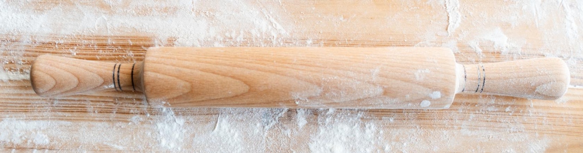 Che cosa significa stendere l'impasto su un "tavolo infarinato"? Che cosa significa stendere l'impasto su un "tavolo infarinato"?