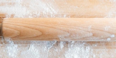 Che cosa significa stendere l'impasto su un "tavolo infarinato"? Che cosa significa stendere l'impasto su un "tavolo infarinato"?