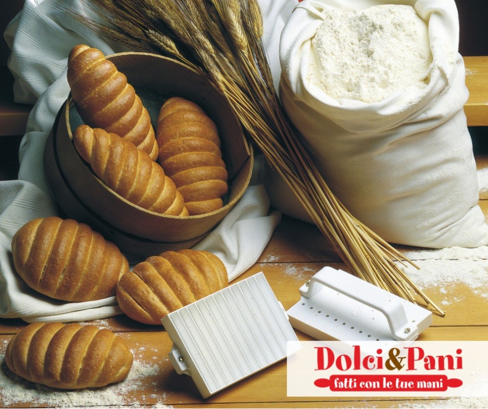 Pane Antico fatto in casa con grano duro, avena e orzo in forma a bruco Pane Antico fatto in casa con grano duro, avena e orzo in forma a bruco