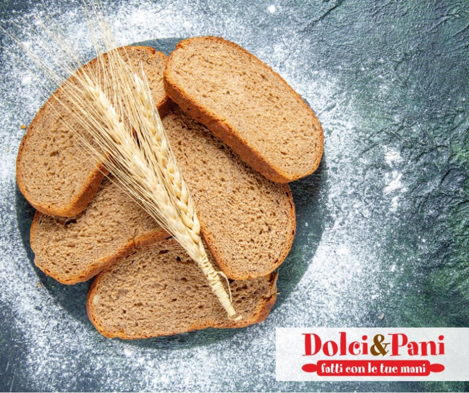 Pane di segale fatto in casa, ricco di fibre e dal profumo rustico Pane di segale fatto in casa, ricco di fibre e dal profumo rustico