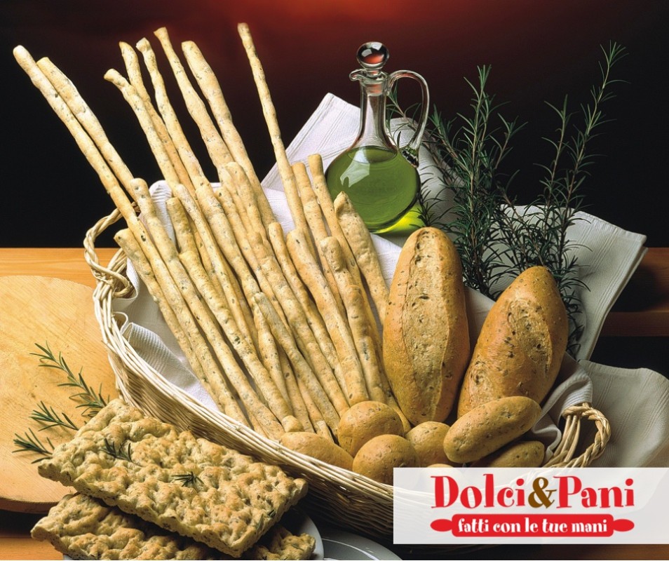 Pane e grissini al profumo mediterraneo con olive, capperi e rosmarino Pane e grissini al profumo mediterraneo con olive, capperi e rosmarino