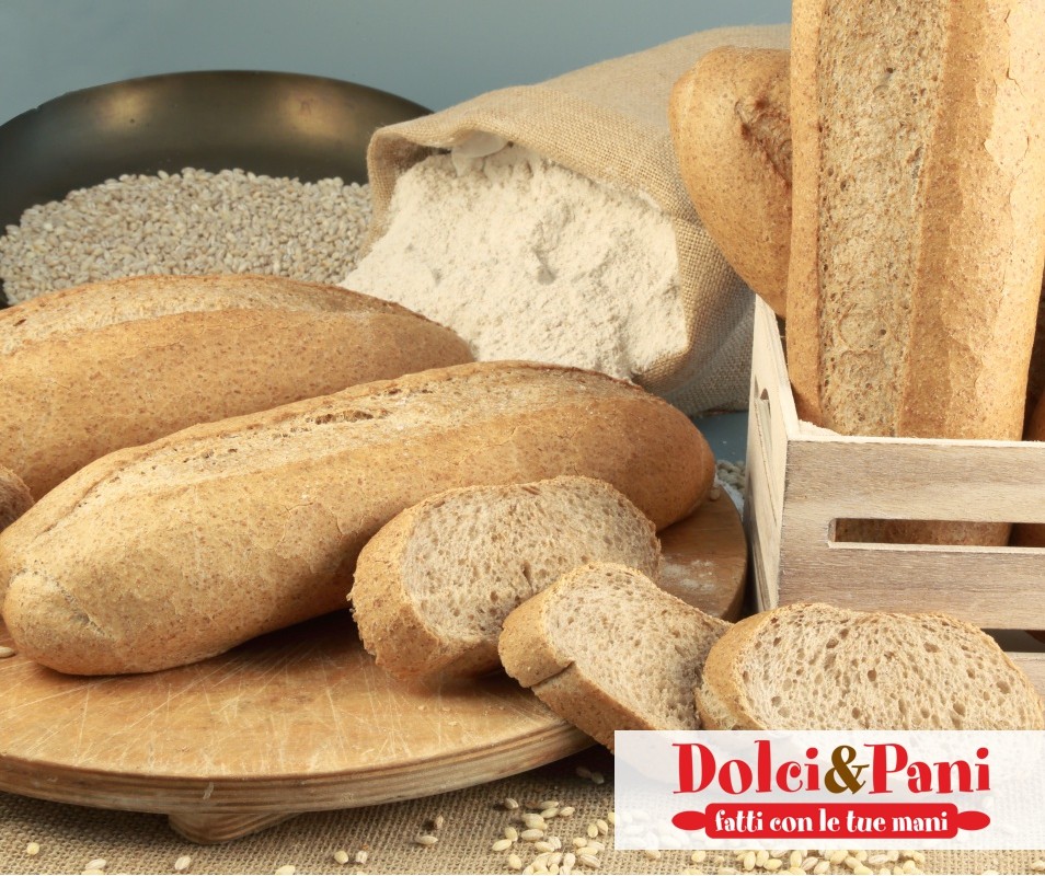 Pane integrale fatto in casa, scuro e ricco di fibre naturali Pane integrale fatto in casa, scuro e ricco di fibre naturali