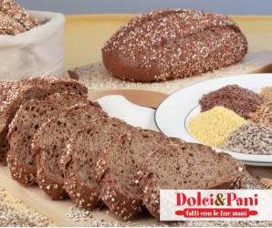 Pane scuro ricco di fibre, fragrante e sano, fatto in casa Pane scuro ricco di fibre, fragrante e sano, fatto in casa