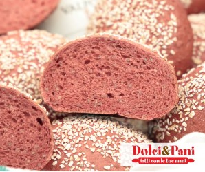 Pane rosso con riso integrale e rapa, ricco di antiossidanti e fibre