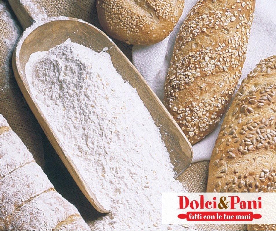 Pane rustico fatto in casa con semi di girasole, sesamo e farine integrali Pane rustico fatto in casa con semi di girasole, sesamo e farine integrali