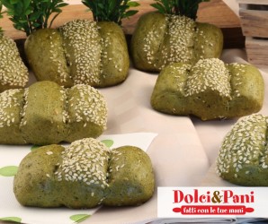 Pane artigianale preparato con spirulina e farina di canapa sativa, ricco di proteine e antiossidanti naturali.