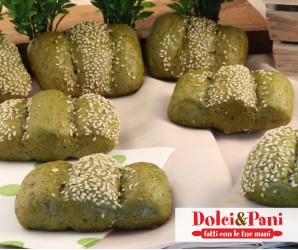 Pane artigianale preparato con spirulina e farina di canapa sativa, ricco di proteine e antiossidanti naturali.