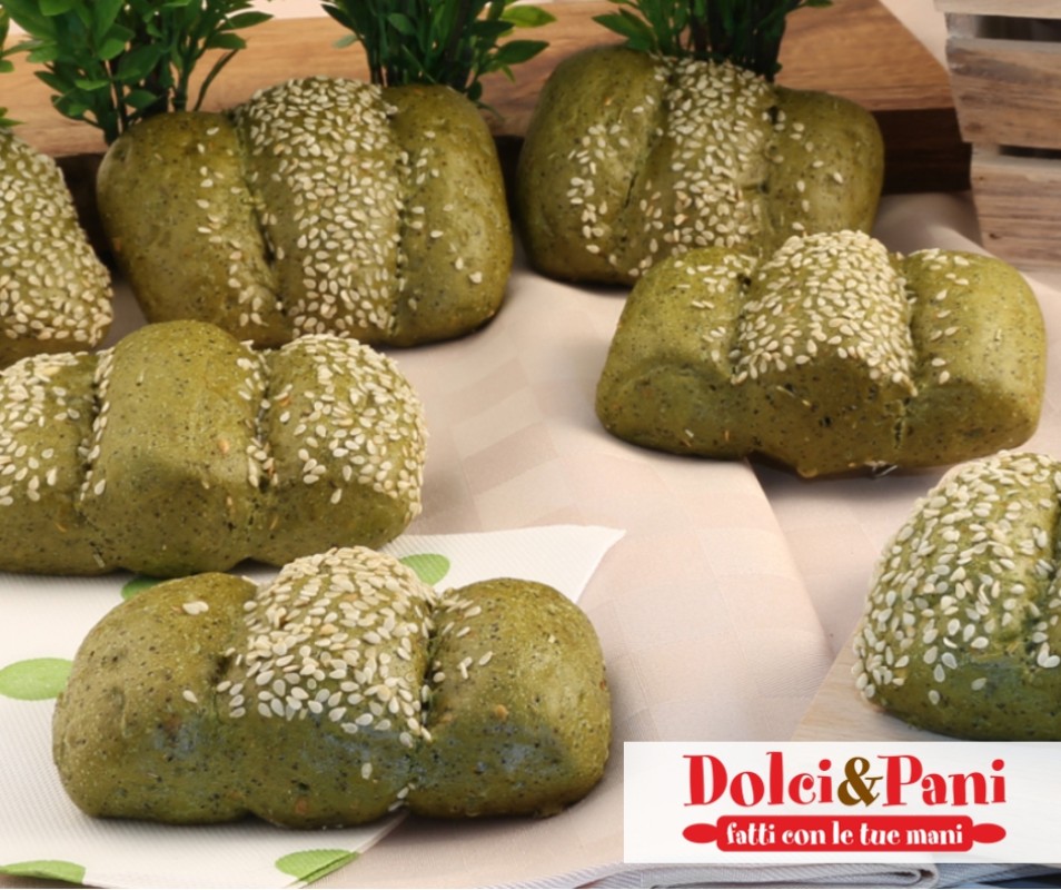 Pane artigianale preparato con spirulina e farina di canapa sativa, ricco di proteine e antiossidanti naturali. Pane artigianale preparato con spirulina e farina di canapa sativa, ricco di proteine e antiossidanti naturali.
