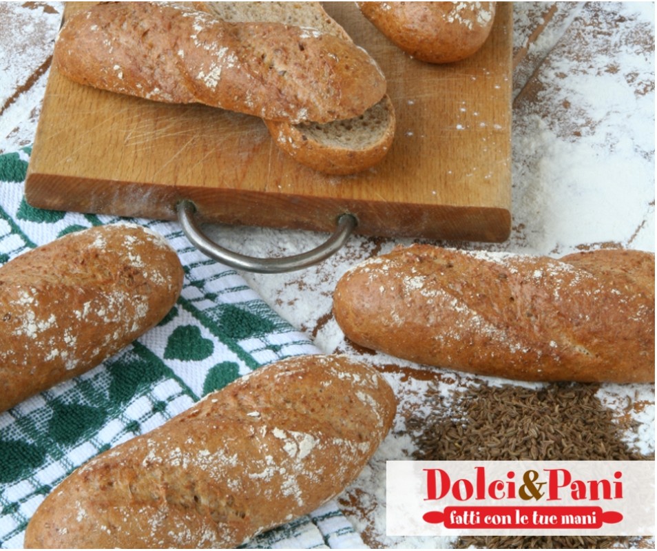 Pane tirolese fatto in casa con segale, cumino, finocchio e coriandolo Pane tirolese fatto in casa con segale, cumino, finocchio e coriandolo