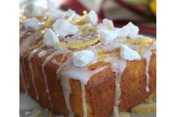 Plum Cake con limone e meringhe