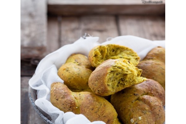  Nodini di pane alla curcuma e semi